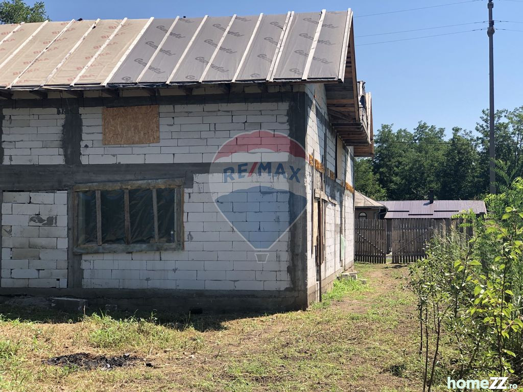 Casă la rosu cu proiect arhitectura in comuna Vlad Tepes...