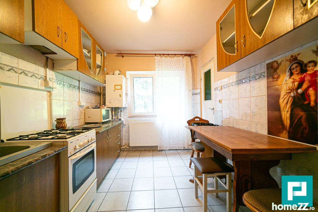 Apartament 5 camere, decomandat, zona Miorița