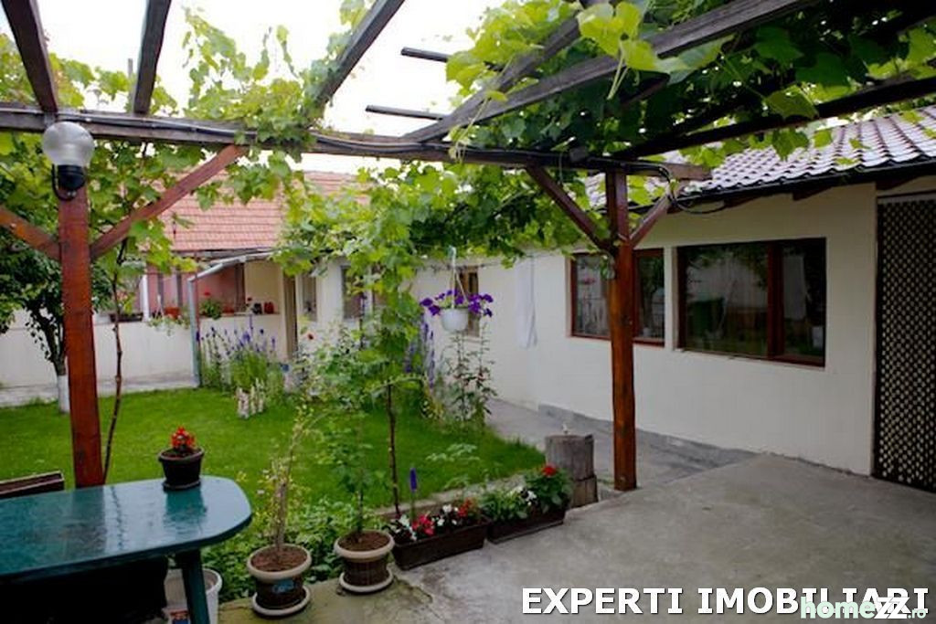 BRATIANU - casa 3 camere, baie si bucatarie