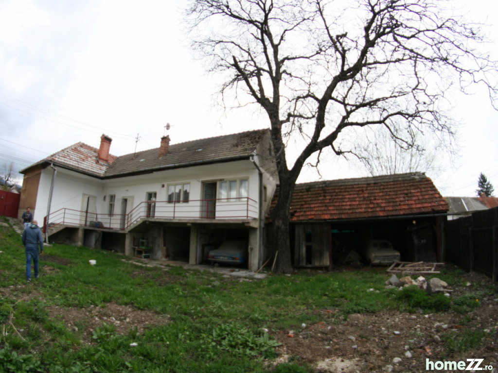 Casa cu front la 2 strazi si diverse anexe