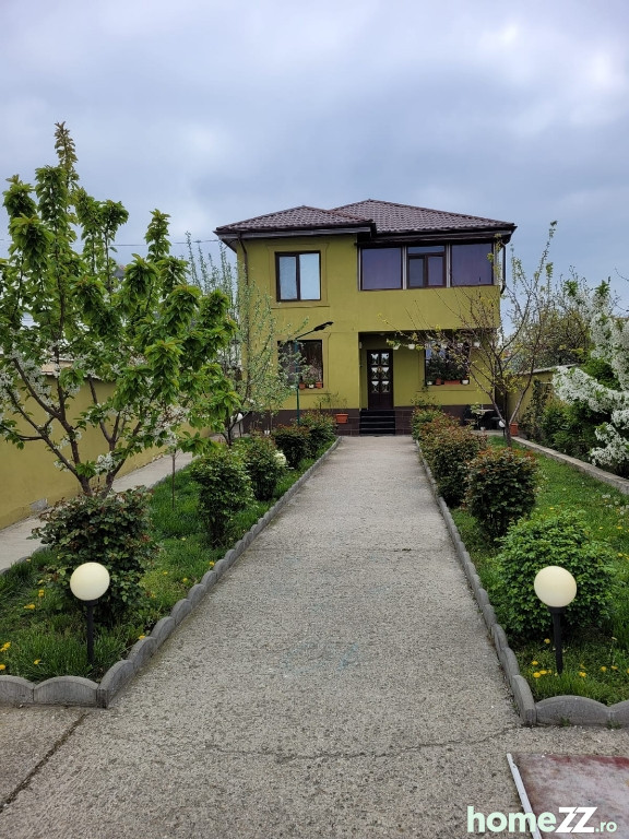 Casă - Vilă 5+ camere, Central