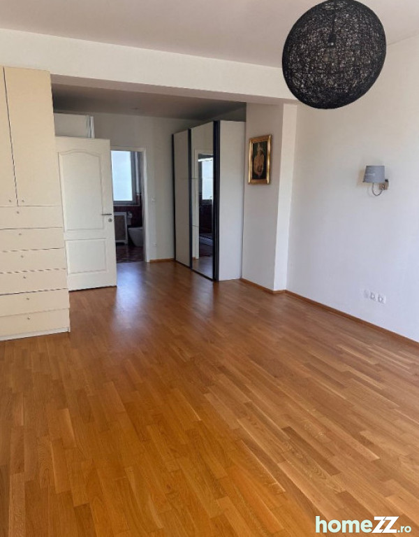 Apartament 4 camere, Polona