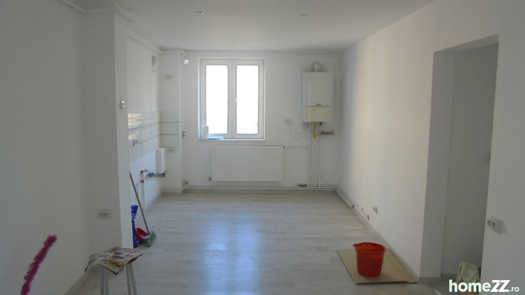 Apartament cu 3 camere decomandat cu garaj sub bloc, etaj 1