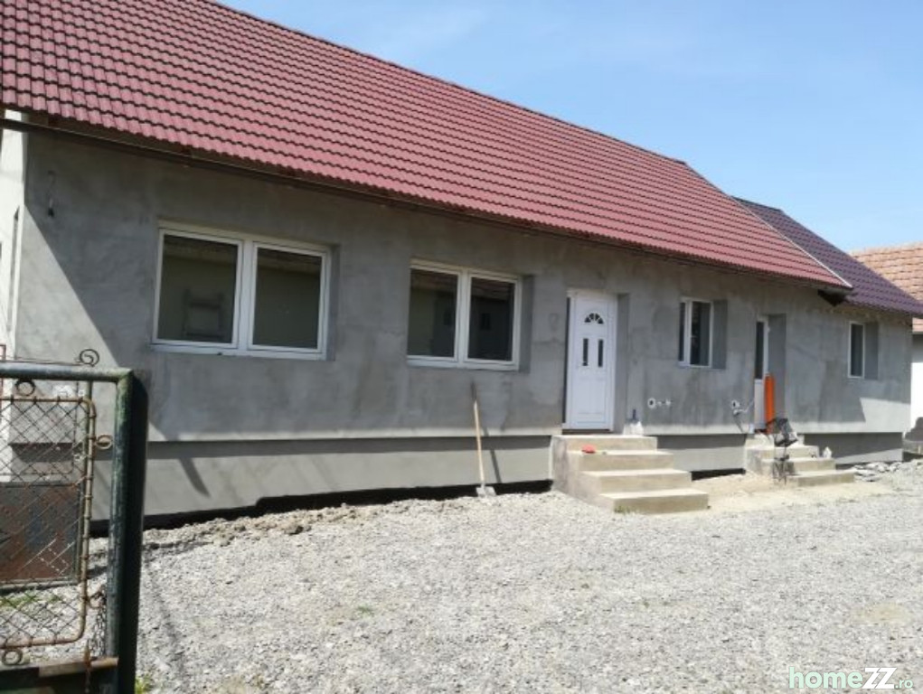 Casă renovată complet la Roteni