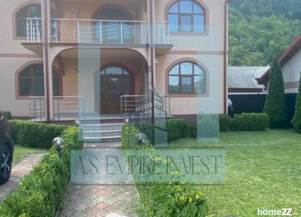 Casă - Vilă 5+ camere, Central