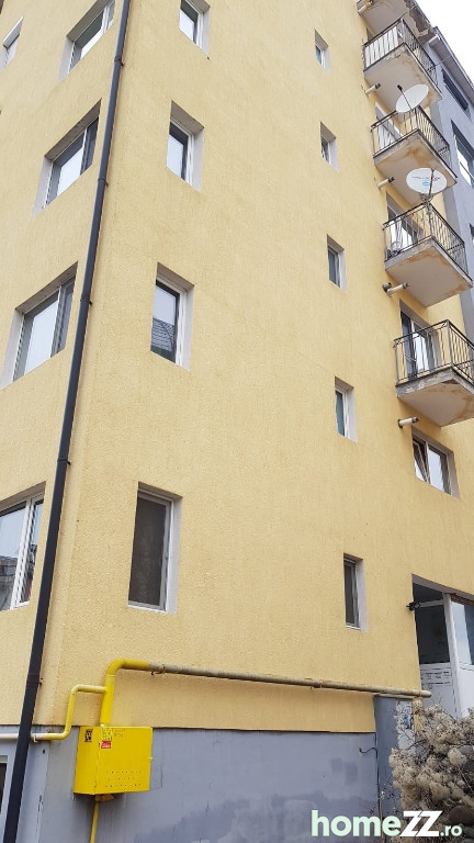 Ofer spre închiriere apartament cu 3 camere zona Selgros