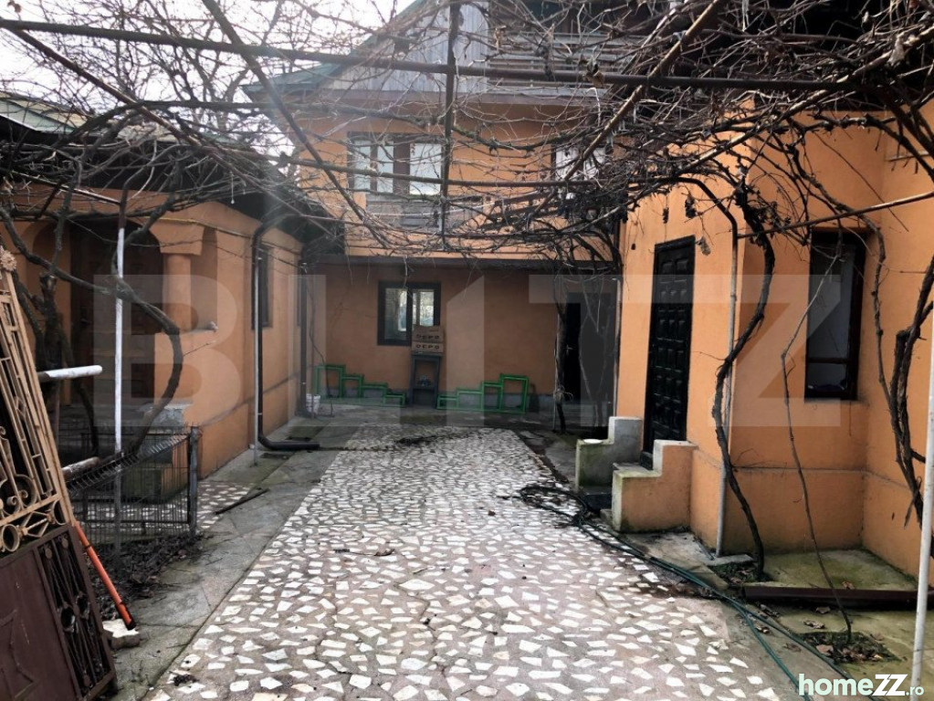 Casă - Vilă 5+ camere, Central