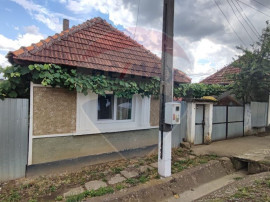 Casă cu 4 camere si teren de v&acirc;nzare in com. Husasau de...