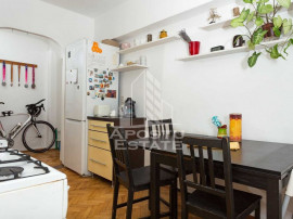 Apartament cu 3 camere, decomandat, etaj intermediar, zon...