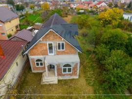 Casă la roșu cu teren generos, 500 mp, situată pe stra...