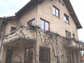 Vilă cu priveliște spre T&acirc;mpa, &icirc;n zonă liniștită din