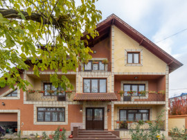 Casă spațioasă cu 8 camere - Pitești - 0% Comision