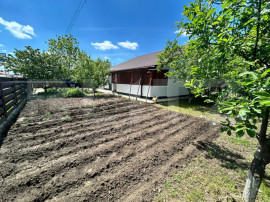 Casă individuală cu teren 590 mp, garaj și livadă &ndash; Vo