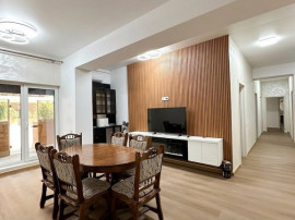Apartament in Pipera la parter cu 4 camere, curte privat?...