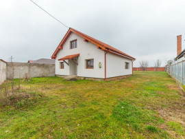 Casa nefinalizată lângă Zădareni cu teren de 867 mp.