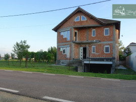 Vilă la roșu în Vladimirescu 6 camere, garaj, curte frumoasă