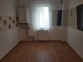 Apartament doua semi, etaj 1, renovat modern, liber, Narcisa