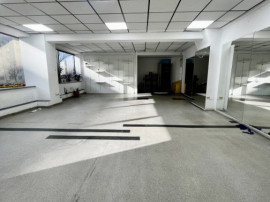 Spatii de &icirc;nchiriat la parterul unei clădiri, zona Piața