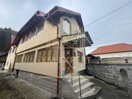 VILA 5 CAMERE, TEREN 600 MP, RUCAR