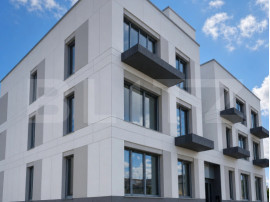 Apartament cu 4 camere 100 mp in bloc cu piscina din cartier