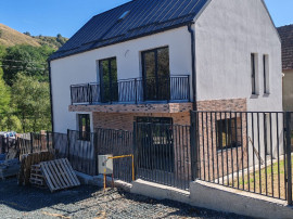 Casa individuala, semifinsata, Floresti