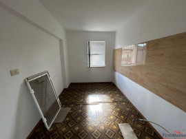 Apartament cu 2 camere de , etaj 4, zona Sud