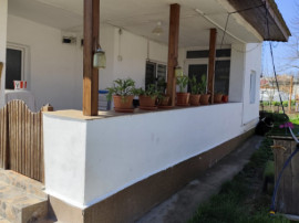 Casă renovată complet, 1800 mp teren, zonă liniștită &icirc;