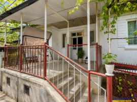 Casa 3 camere, cota teren 446 mp, garaj, terasa, pivnita, Un