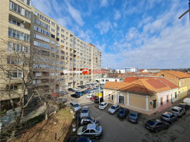 Apartament spatios cu 3 camere si un spatiu comercial, zona
