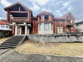 Cabana v&acirc;nătorească din lemn cu vedere spectaculoasa, lan