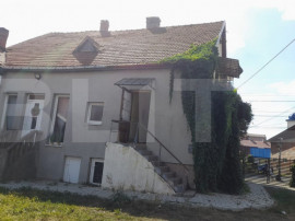 Apartament la casa, zona centrala, 100 mp utili, Radauti