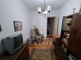 Apartament cu 3 camere, semidecomandat, parter inalt, zon...