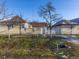 Gospodarie autentică bănățeană, cu teren generos și...