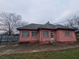 Casă veche cu teren generos &ndash; sat Mogoșești, com. Satu