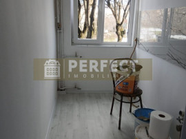 COMPLET RENOVAT!!! 2 camere VEST ETAJUL 1 pret 61500 euro!!!