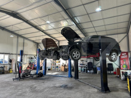 1 elevator de inchiriat , intr-un service modern si de incr