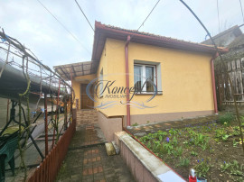 Casa solida cu gradina generoasa si pozitie retrasa