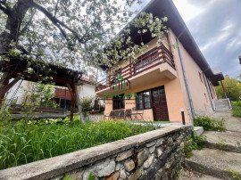 Casă de v&acirc;nzare &icirc;n Băile Olănești &ndash; zonă centrală