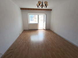 Apartament cu 4 camere, decomandat - zona Bartolomeu