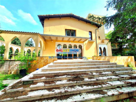 Vila stil florentin pe malul lacului,teren4043mp iesire la l