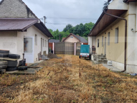 Casa cu teren 935 m , doua corpuri de case, Sacele -zona bun