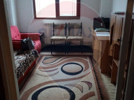Apartament cu 4 camere de vânzare în zona Central, Buhuși