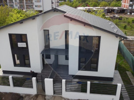 Vila/Duplex cu 3 camere de vânzare în zona Brancoveanu