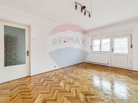 Apartament cu 3 camere, în zona Micălaca, de vânzare.