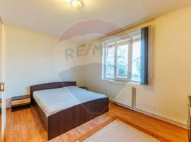 Apartament la Casă, de închiriat cu 3 camere, 300 Euro.