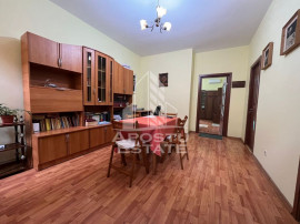 Apartament cu 3 camere, semidecomandat,situat in zona Cen...