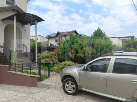 BLITZ &ndash; Apartament 3 camere la parter de vilă | Intrare s