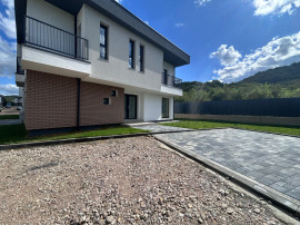 CASA TRIPLEX DE V&Acirc;NZARE &Icirc;N FLOREȘTI