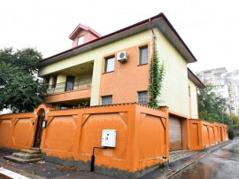Vila spatioasa, pretabil pentru locuit/clinica, zona Micr...