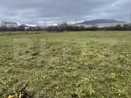 Teren de 2.760 mp, &icirc;n zonă excelentă, cu utilități și